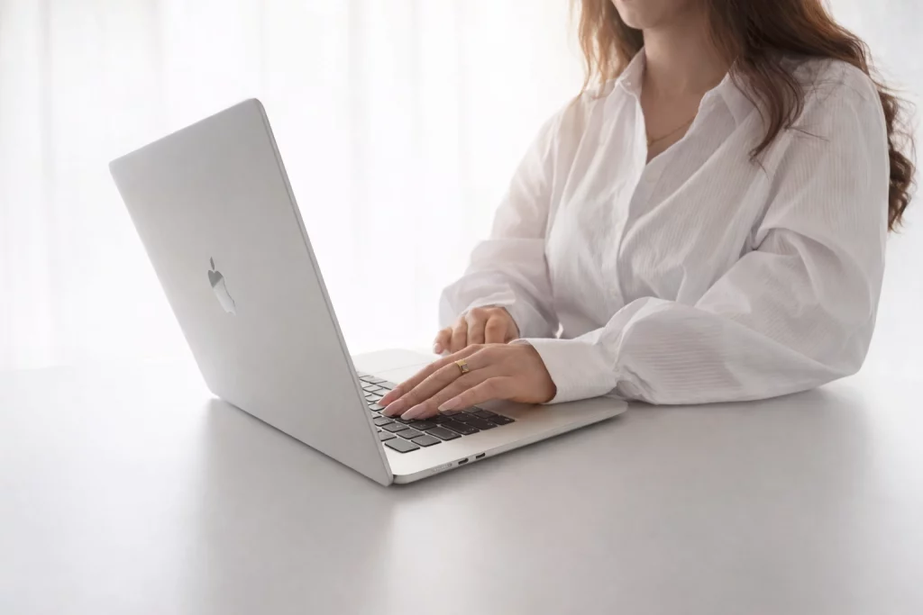 Frau sitzt am Laptop und tippt.